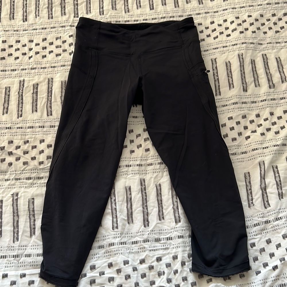LuLu Lemon black cropped Leggings size 4 - like new
